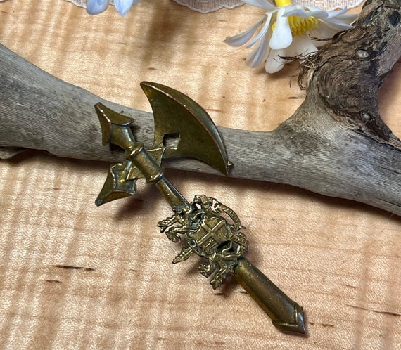Coro brooch axe gold - Gem Coro brooch axe gold - Gem