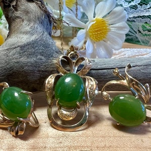 Vintage 14K Gold and Jade Necklace and Screw Back Clip On Earrings Set
