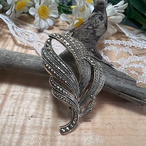 Vintage Gold Toned Feather Brooch