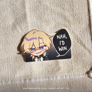 Peut inclure: Un autocollant représentant un personnage de dessin animé avec des cheveux blonds, des yeux bleus et un bandeau violet. Le personnage porte une tenue bleu et blanche et a une bulle de dialogue au-dessus de sa tête qui dit "NAH, I'D WIN."