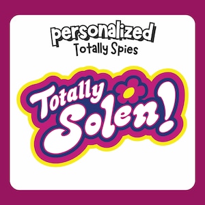 Könnte beinhalten: Eine rosa und gelbe Grafik mit dem Text "Totally Solen!" in Weiß mit blauer Umrandung. Der Text "Totally Spies" befindet sich oberhalb der Grafik in Schwarz.