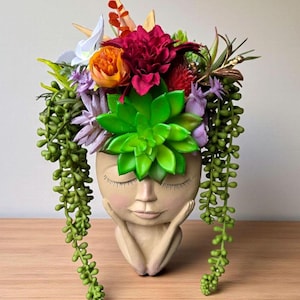 Maceta de resina con suculentas artificiales: decoración bohemia