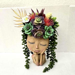 Lady Face Planter: Übertopf aus Resin mit künstlichen Sukkulenten