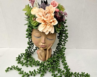 Vaso a forma di testa di donna con piante grasse artificiali: decorazione per la casa in stile boho