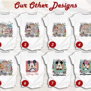 Puede incluir: Ocho camisetas blancas con diferentes dise&ntilde;os que presentan a Mickey Mouse y Minnie Mouse. Los dise&ntilde;os incluyen una variedad de im&aacute;genes relacionadas con Walt Disney World, incluido el ic&oacute;nico castillo, los paseos y los personajes. Las camisetas est&aacute;n numeradas del 1 al 8.