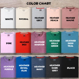 Peut inclure: Un nuancier pr&eacute;sente une vari&eacute;t&eacute; de t-shirts de diff&eacute;rentes couleurs, dont le blanc, le rose, le rouge et le noir. Chaque chemise porte une &eacute;tiquette avec son nom de couleur, comme "Heather Grey" et "Heather Mauve". Les chemises sont bien rang&eacute;es.