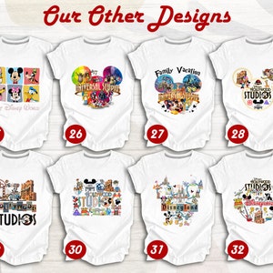 Puede incluir: Ocho camisetas blancas con diferentes dise&ntilde;os que presentan logotipos y personajes populares de parques tem&aacute;ticos. Los dise&ntilde;os incluyen Mickey Mouse, Walt Disney World, Universal Studios, Hollywood Studios y Disneyland. Las camisetas est&aacute;n numeradas del 25 al 32.