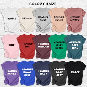 Op de afbeelding: Kleurenkaart met 15 verschillende T-shirt kleuren, waaronder wit, naturel, heather grijs, heather perzik, heather mauve, roze, heather rood, heather maroon, heather kelly groen, heather deep teal, heather paars, heather koninklijk blauw, heather marine, heather donker grijs en zwart.