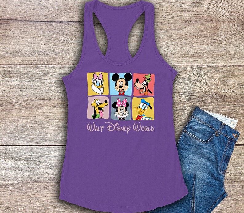 Puede incluir: Camiseta de tirantes morada con un gr&aacute;fico colorido de Mickey Mouse, Minnie Mouse, Donald Duck, Goofy, Pluto y Daisy Duck. El gr&aacute;fico est&aacute; en un patr&oacute;n de cuadr&iacute;cula con cada personaje en un cuadrado separado. El texto "WALT DISNEY WORLD" est&aacute; debajo del gr&aacute;fico.