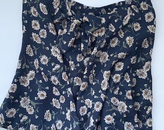 Vintage 90s Express lined navy floral daisy flutter shorts, size medium