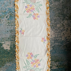 Vintage 70s handmade embroidered floral lace trim cotton linen table runner / vintage table linens /70s style / vintage handmade gifts / 70s