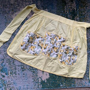 Vintage 50/60s Sweetheart yellow floral waist pocket apron, size small medium / vintage aprons / 50s aprons / 60s style / cooking kitchen