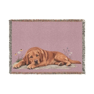 Peut inclure: Un plaid tissé rectangulaire de couleur rose poudré représentant un chien Labrador brun doré allongé sur une surface en bois. Le motif comprend de petits groupes de fleurs sauvages blanches et jaunes de chaque côté du chien.