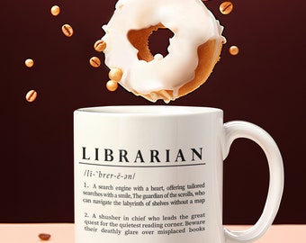 Puede incluir: Taza de cerámica blanca con la palabra "LIBRARIAN" y una definición impresa en ella. La taza está rodeada de granos de café y dos donuts flotan sobre ella.