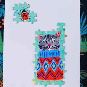 Gatto grigio in maglione con coccinella Pezzo mancante Puzzle A5 Biglietto e busta Biglietti d'auguri unici nel loro genere fatti a mano riciclati