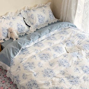 Bettwäsche-Set mit blau-floralem Rüschenbesatz, Baumwollbettwäsche im Cottagecore-Stil