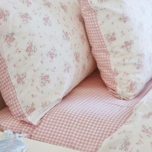 Rosa blommigt gingham-bomullspåslakan, örngott och lakan