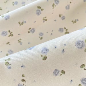 Tissu en coton bleu à fleurs