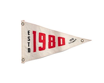 Fanion personnalisé en toile de coton, drapeau dateur personnalisé de qualité, bannière avec lettrage appliqué avec trois oeillets.