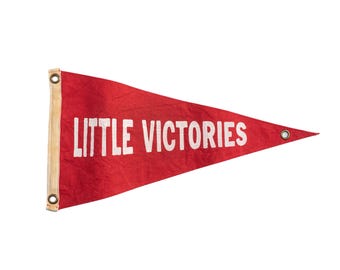 Fanion « Little Victories » style vintage : drapeau en toile peint à la main