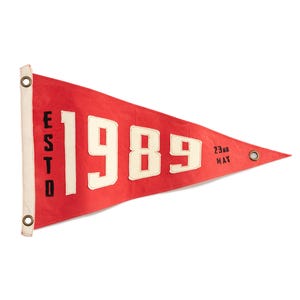 Könnte beinhalten: Rotes Filz-Wimpel mit weißer Aufschrift "ESTD 1989 23rd MAY".