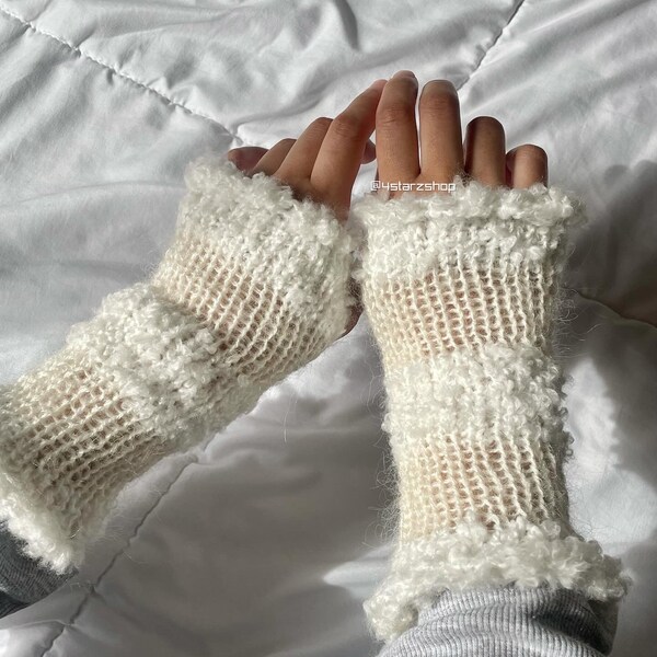 Knit Frilly Fingerless Gloves - Frost