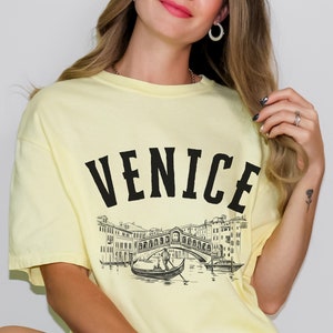 T-Shirt Travel Graphic Shirt Rialto Bridge T-shirt Souvenir Shirt Venice Gondola Graphic T-Shirt Gift for Her or Him Traveler&#39;s Gift T-Shirt