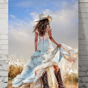 Puede incluir: Una mujer con un vestido blanco y un sombrero de vaquero se encuentra en un campo, con su vestido ondeando al viento. El cielo es azul con nubes blancas.