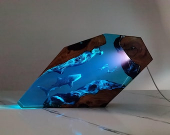 Imperfect - Luz de noche de madera de resina con forma de ballena jorobada/tiburón ballena y buzo, luz de noche de madera de resina epoxi, regalo perfecto para la familia, decoración del dormitorio