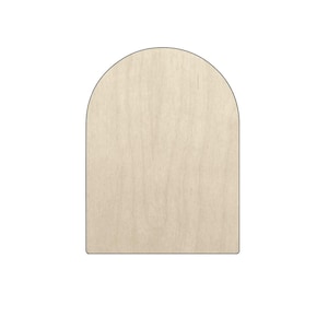 Può includere: Un ritaglio di legno a forma di arco con una superficie piana e una parte superiore arrotondata. Il ritaglio è realizzato in legno di colore chiaro, forse betulla o acero, e ha un aspetto liscio e non rifinito. I bordi sono puliti e ben definiti.