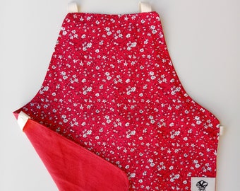 Tablier enfant fait main en coton rouge, motifs petites fleurs, doublé en lin rouge avec des gallons blanc.