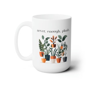 以下が含まれることがあります： 白いセラミック製のマグカップに、鉢植えの植物と「never. enough. plants.」という黒い文字が描かれています