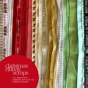 Könnte beinhalten: Eine Sammlung verschiedener Stoffbänder, die vertikal angeordnet sind und verschiedene Muster aufweisen, darunter rot-grüne Streifen, Rentier-Motive, goldene Metallic-Texturen sowie Schriftzüge mit Merry Christmas und Best Present in the World.