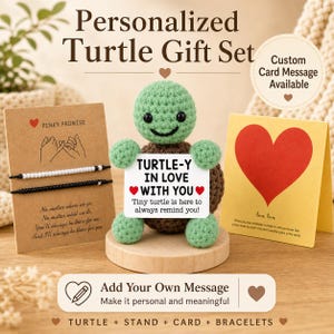 Gehäkelte Schildkröte Kuscheltier Geschenkset mit Holzständer: Pinky Promise Armbänder & Herz-Karte
