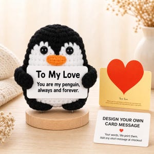 Pingüino de Ganchillo Amigurumi Set de Regalo de Amor con Soporte de Madera, Pulseras Pinky Promise y Tarjeta de Corazón