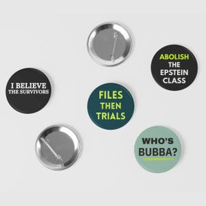 Puede incluir: Un conjunto de cinco insignias redondas con diferentes textos. Las insignias muestran frases como "I BELIEVE THE SURVIVORS", "FILES THEN TRIALS" y "ABOLISH THE EPSTEIN CLASS". Las insignias son negras, verde azulado y verde claro con texto blanco y amarillo.