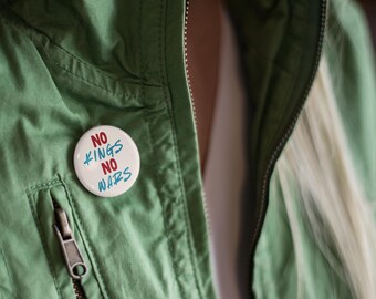 Botones de protesta antifascista "No Kings", pines "No a la guerra con Irán", insignia antiautoritaria, regalo para activistas políticos que luchan contra la oligarquía, a favor de la democracia