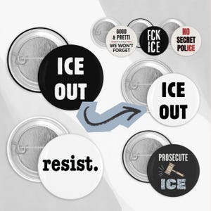 Pode incluir: Uma coleção de botões redondos com vários textos e designs gráficos. Os botões apresentam frases como "ICE OUT", "resist" e "Prosecute ICE". As cores incluem preto, branco e prata. Os botões são projetados com um fecho de alfinete.