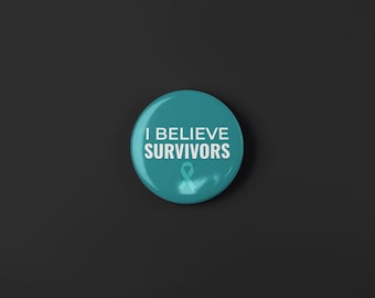 Botón "Creo en los sobrevivientes", pin de apoyo a los sobrevivientes de Epstein, botón de protesta "Cree en los sobrevivientes", pin de justicia colectiva por la rendición de cuentas de Epstein
