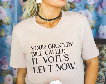 Camiseta "Tu factura de supermercado lo llamó 'Vota a la izquierda ahora'", camiseta antiaranceles y pro democracia, camiseta divertida de protesta política, camiseta activista de Vote Left.