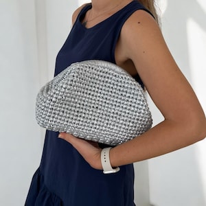 Pochette faite main en crochet argenté métallique pour femme, parfaite pour les tenues de soirée, les mariages, les accessoires de mariée, le cadeau fait main unique