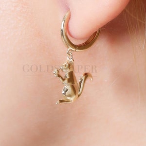 Brincos de argola em forma de esquilo, brincos de esquilo em ouro 14K, brincos de argola em forma de esquilo em ouro, brincos de esquilo, brincos de animais em ouro, brincos de ouro 14K.