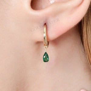 Emerald hoepel oorbellen, 14K gouden smaragd oorbellen, Emerald charme gouden hoepel oorbellen, edelsteen oorbellen, gouden edelsteen oorbellen, 14K oorbellen.