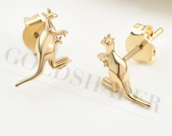 Op de afbeelding: Een paar gouden kangoeroe oorbel studs. De oorbellen zijn klein en delicaat, en ze hebben een realistische afbeelding van een kangoeroe.
