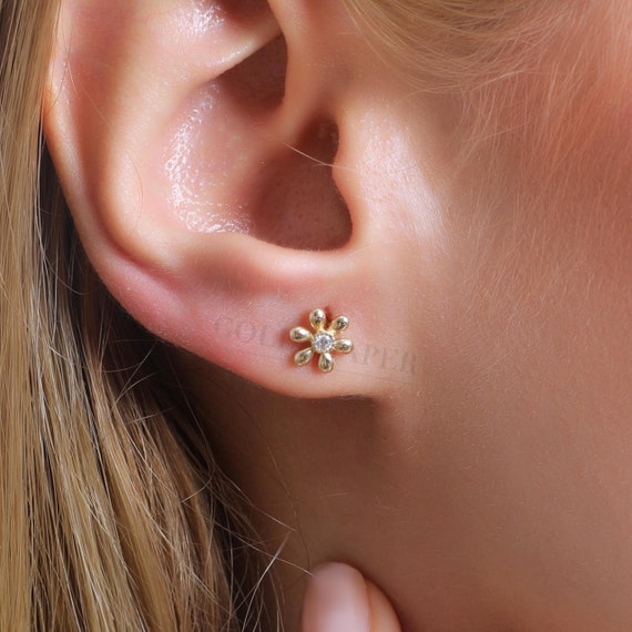 Daisy Gold Earrings, 14K Gold Daisy Earrings, Daisy Gold Stud Earrings, Flower Earrings, Daisy Earrings, Flower Gold Earrings, 14K Gold.