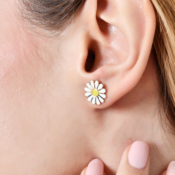 Daisy Gold Earrings With Enamel, 14K Gold Daisy Earrings, Daisy Gold Stud Earrings, Flower Earrings, Daisy Earrings, Flower Gold Earrings.