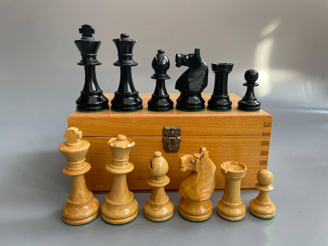 Jeu D'échecs LARDY En Buis – Pièces Plombées, Patins Feutre, Roi 83 Mm, Fabrication Française