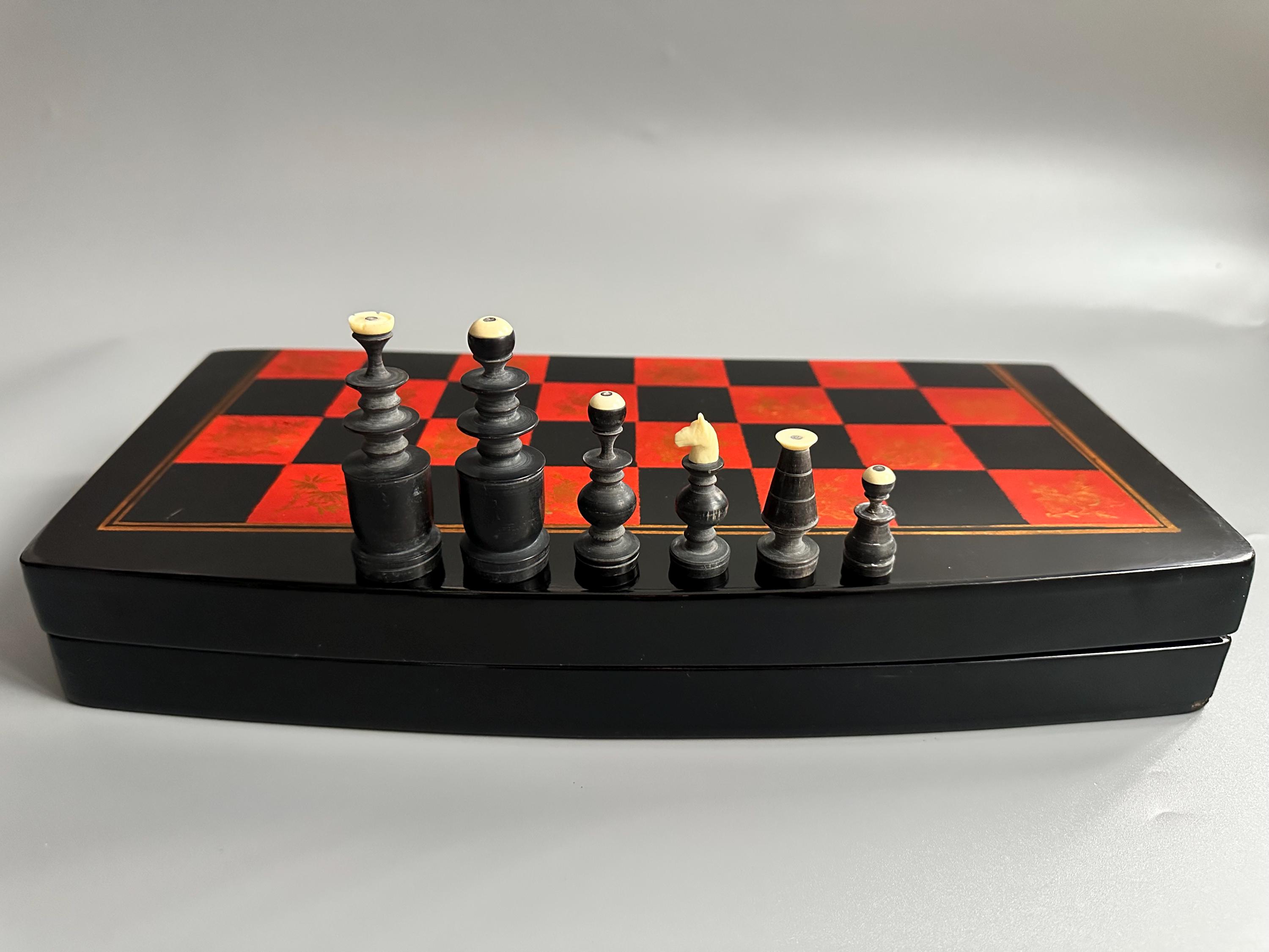 Jeu tourné en corne et os date 1950-60- - Jeu d'échecs - Echiquier