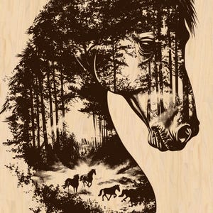 Op de afbeelding: Een bruine illustratie van een paardenkop met een bosscène verwerkt in zijn vorm. Het bos omvat bomen en rennende paarden, tegen een lichte houtnerf achtergrond. Het kunstwerk heeft een rustiek, door de natuur geïnspireerd thema.