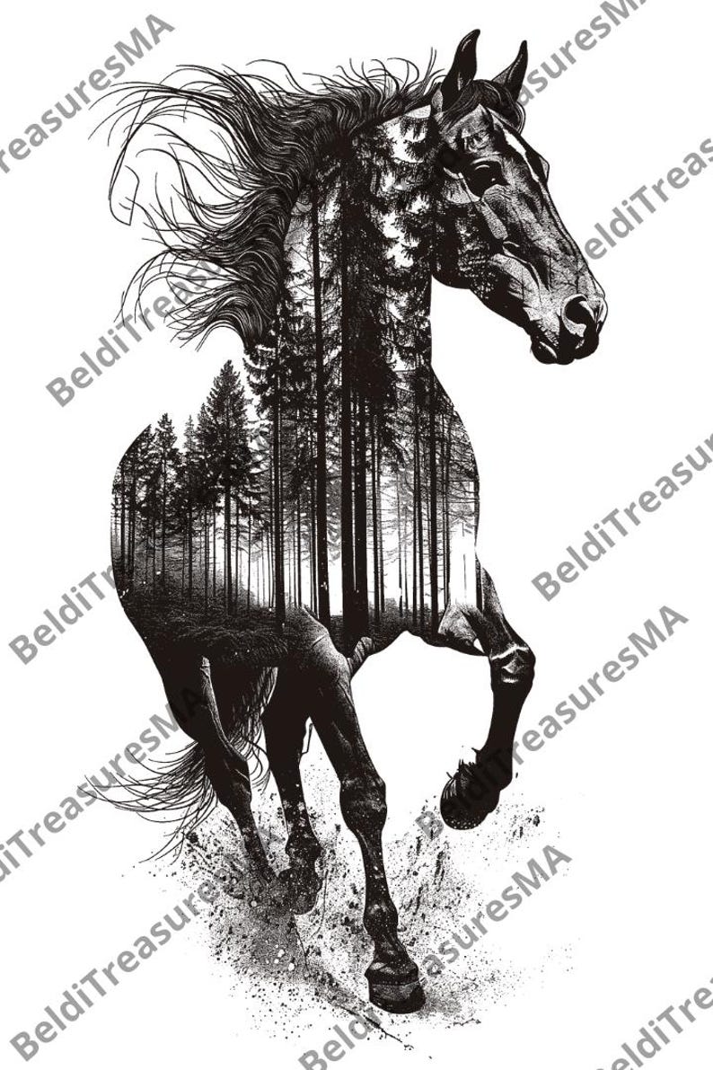 K&ouml;nnte beinhalten: Schwarz-Wei&szlig;-Illustration eines galoppierenden Pferdes. Die Silhouette des Pferdes ist mit einem detaillierten Bild eines Waldes gef&uuml;llt. Das Bild f&auml;ngt die Bewegung des Pferdes ein, mit ausgestreckten Beinen und wehender M&auml;hne.